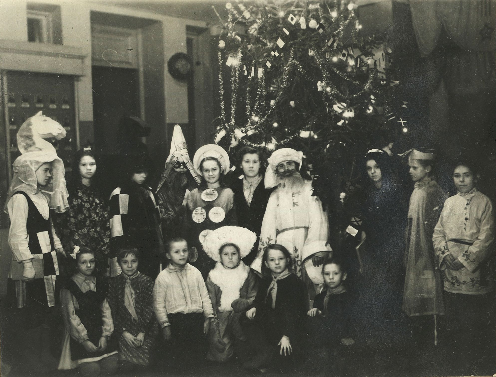 ДКЖ. На елке в зимние каникулы. 1947. Фонд ГАВО
